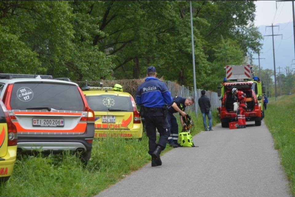 Cade con la bici e finisce in un fossato
