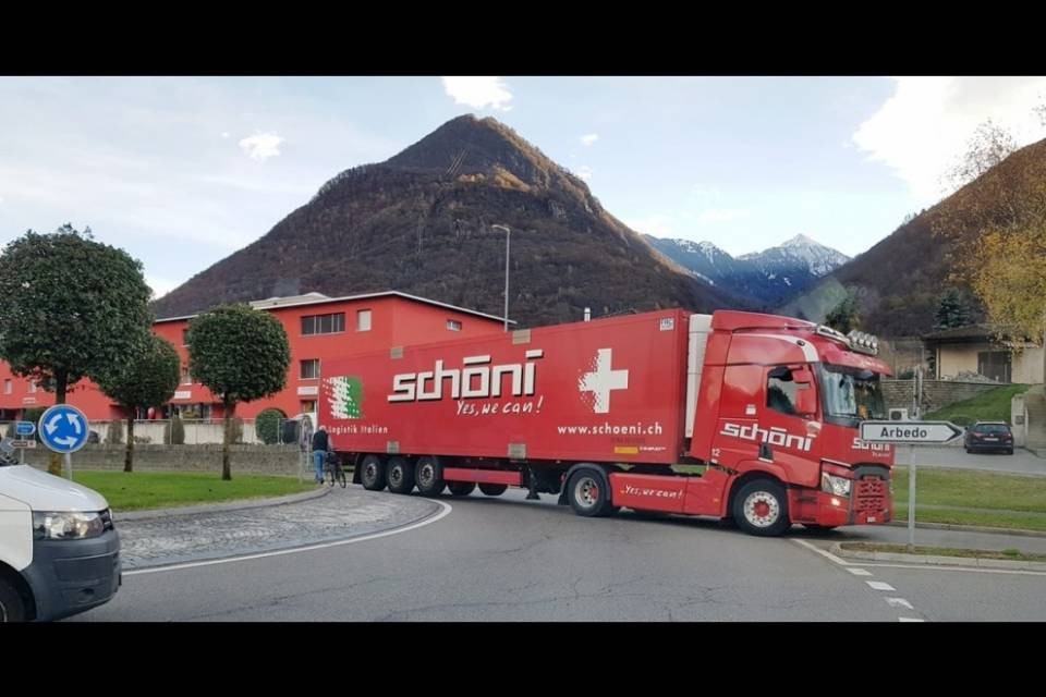 "Camion prende la rotonda al contrario: ma si può?"