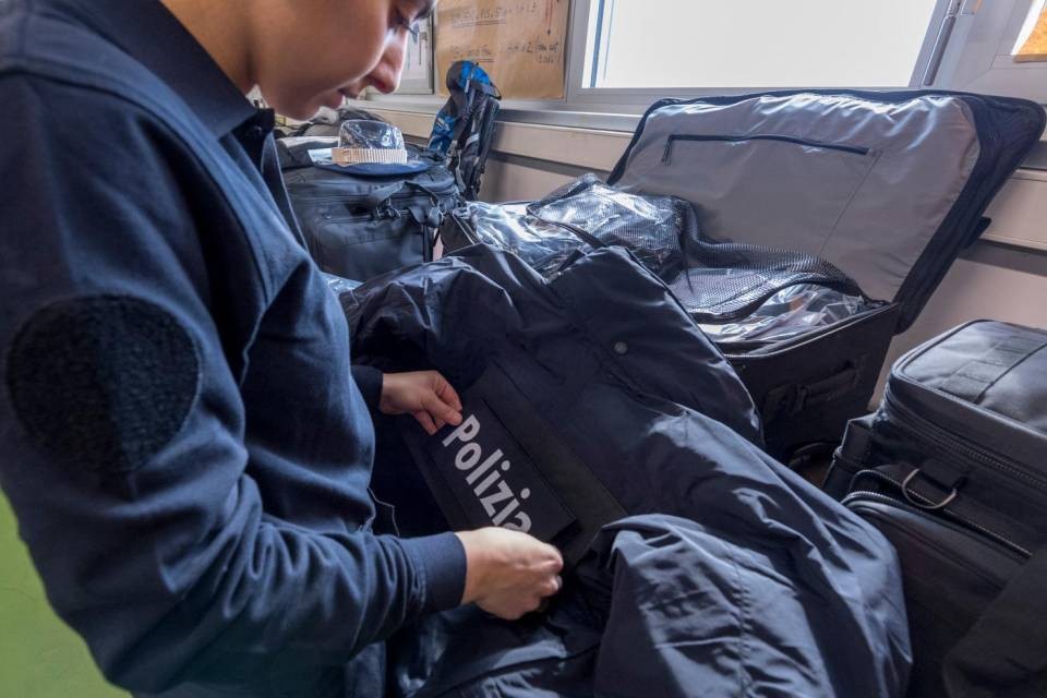 Bellinzona, 1 marzo 2018 - scuola di Polizia, gli aspiranti agenti ricevono il materiale di servizio, lo controllano e lo indossano. Immagine CdT/Reguzzi