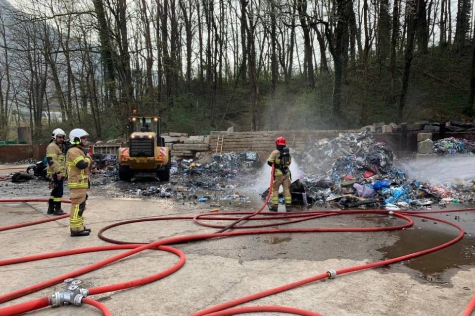Rancate, incendio al centro di riciclaggio