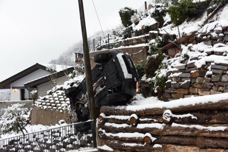 Scivola sulla neve ed esce di strada a Melano
