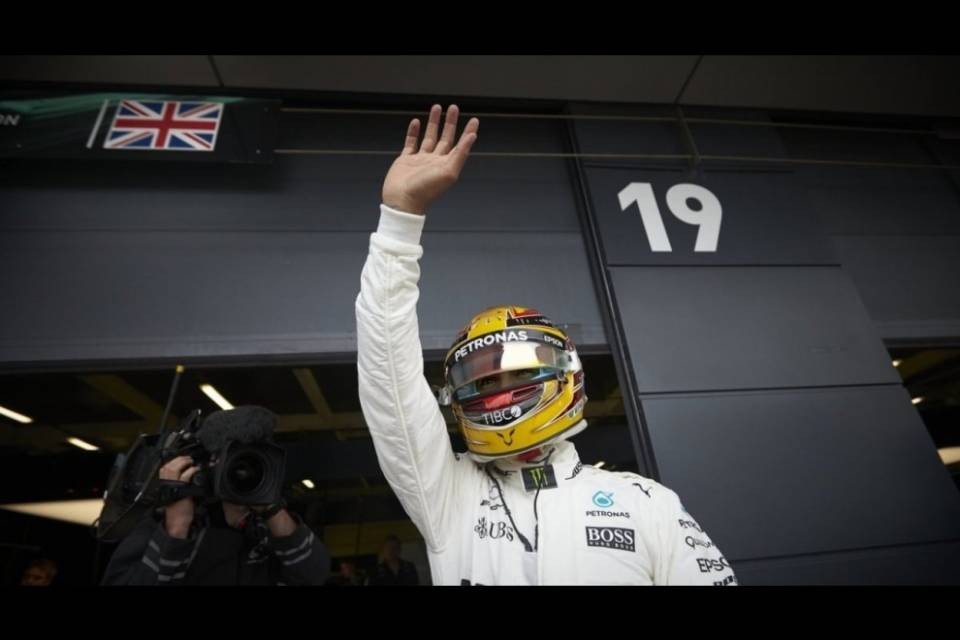 Hamilton domina Silverstone