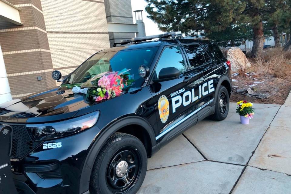 L’auto di Eric Talley, primo agente intervenuto sul luogo della strage e caduto vittima del fuoco dello sparatore. Foto Boulder Police Departement