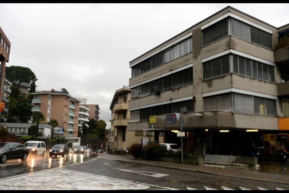 Automobilista tampona taxi, traffico bloccato a Lugano