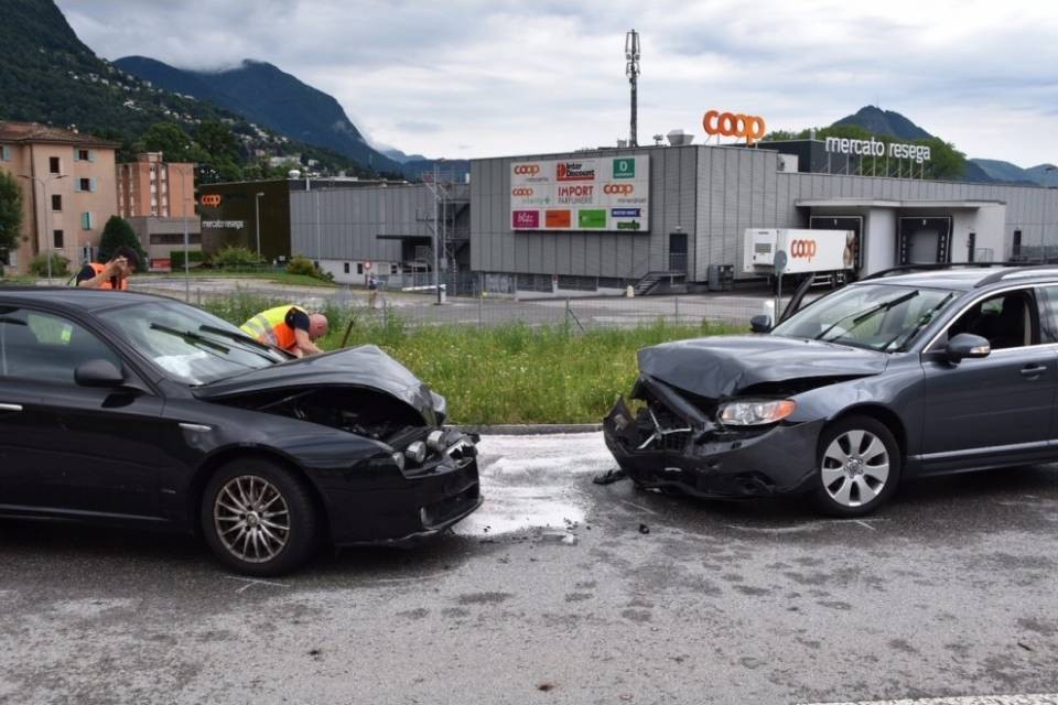 Scontro dopo un'inversione fuori dalla Vedeggio-Cassarate