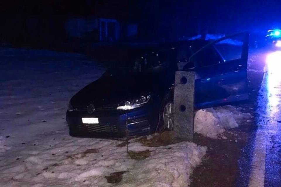 Centra un paracarro, un ferito a Lodrino