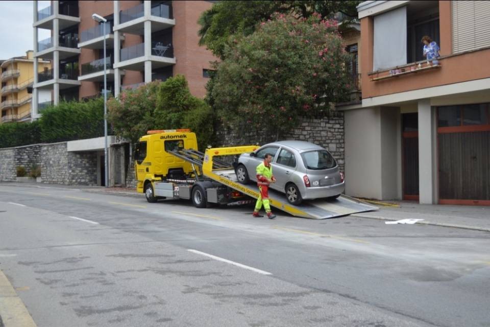 Esce dal parcheggio e si scontra con un furgone