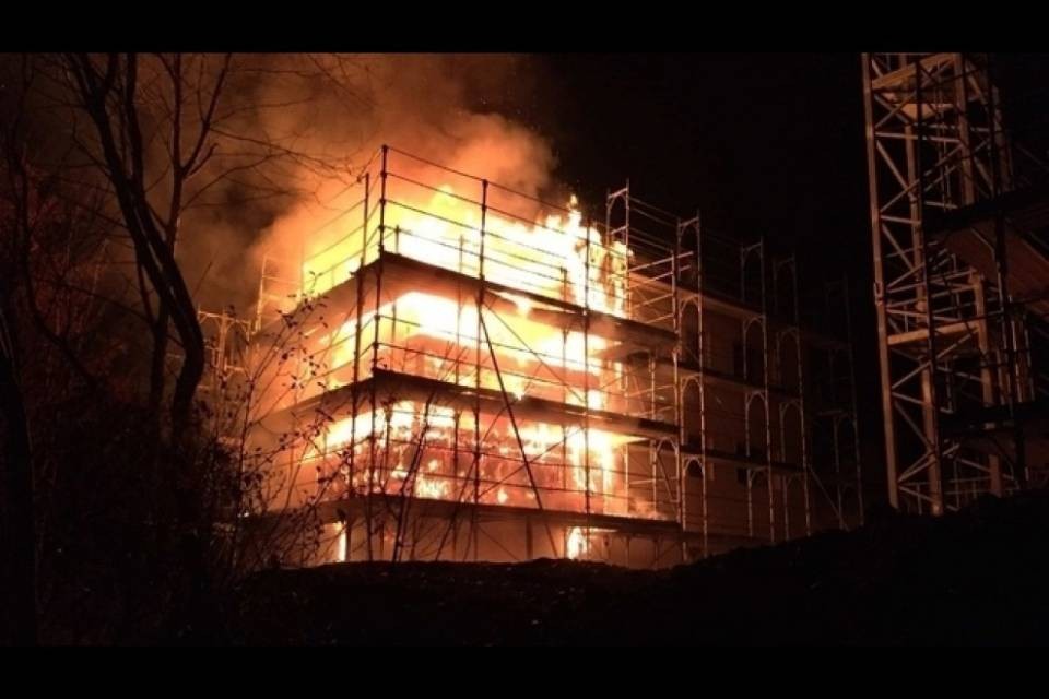 Cantiere in fiamme nel canton Friborgo
