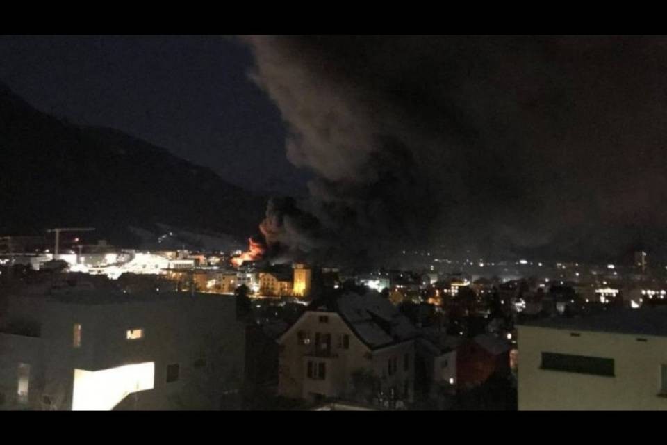 Garage dell'AutoPostale in fiamme a Coira