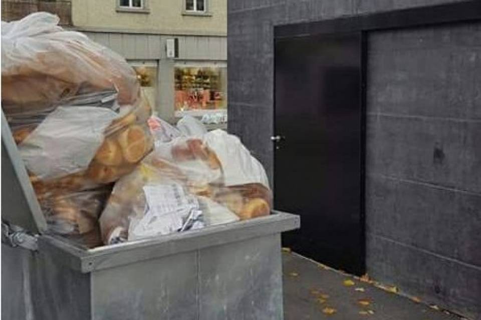 Cibo nella spazzatura nel Locarnese: "Che spreco..."