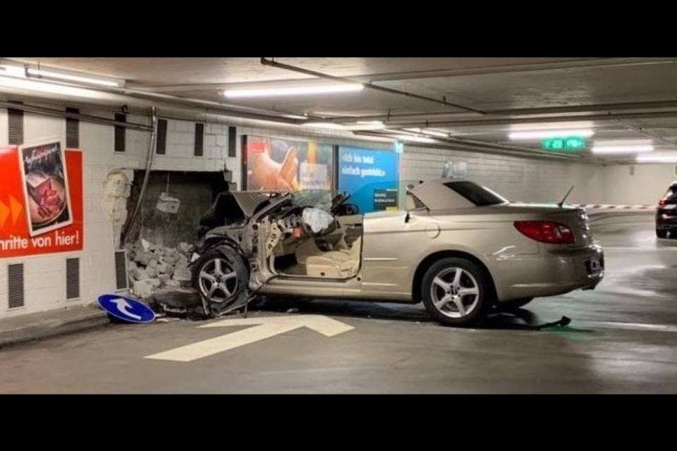 86enne sfonda il muro di un parcheggio, è grave