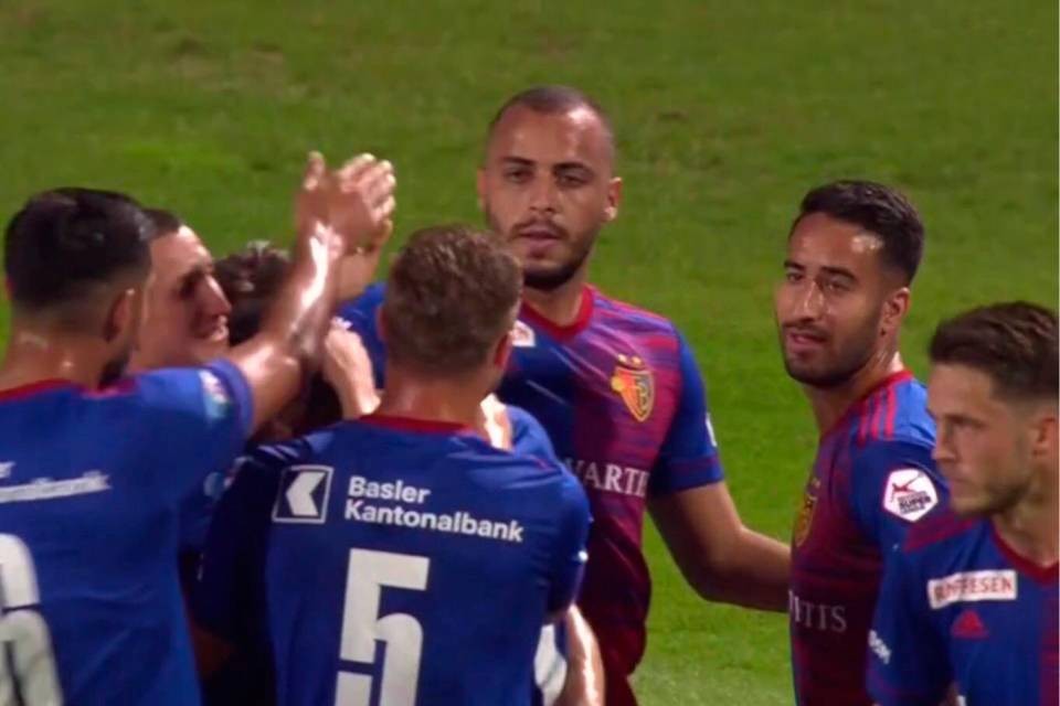 Cabral (al centro della foto) viene complimentato da Widmer (5), Alderete (6) e da alcuni altri suoi comopagni di squadra dopo aver firmato la rete d’apertura al 18’.
