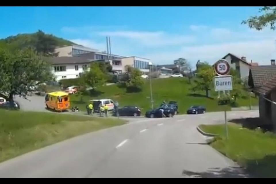 Minaccia uno scolaro con un'arma a scuola