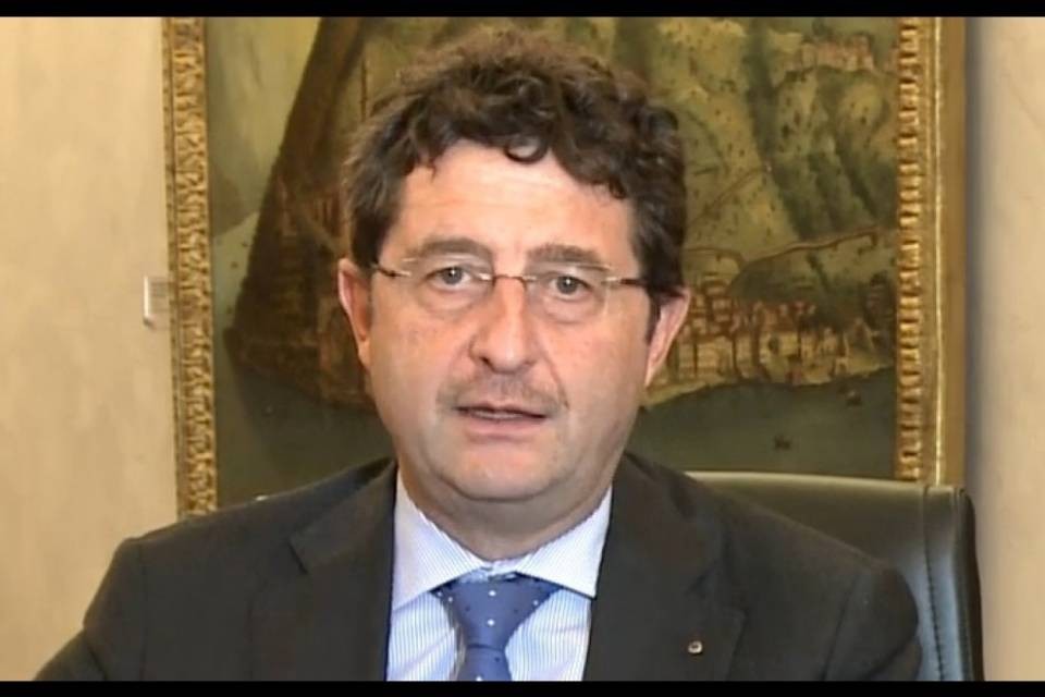 Perché Beltraminelli si lascia crescere i baffi?