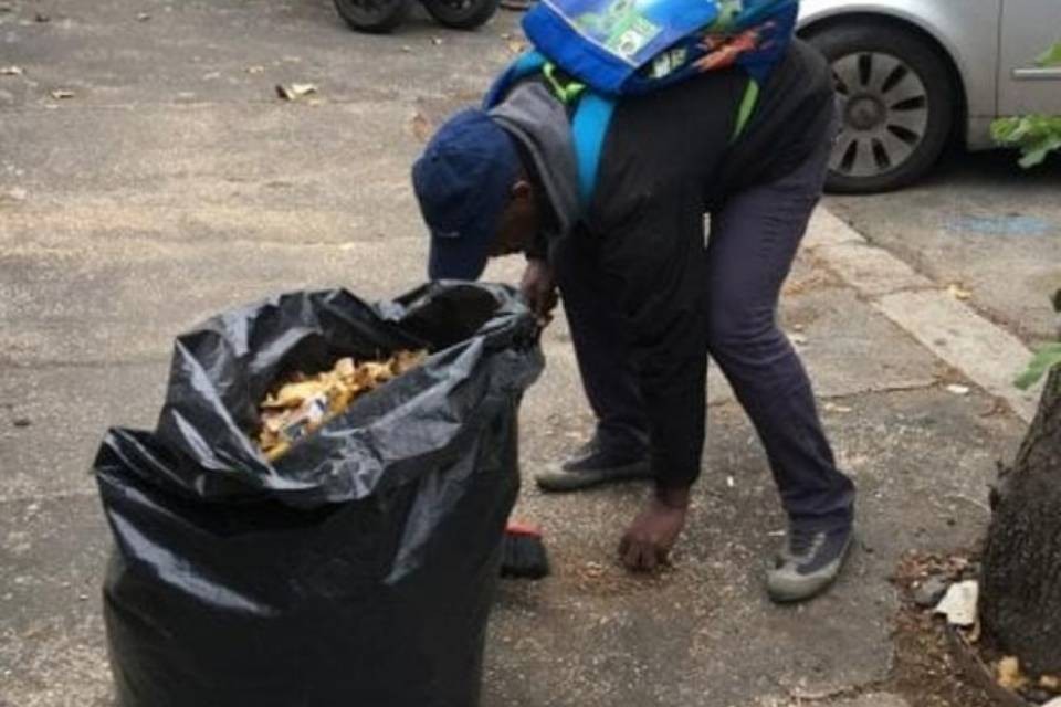 Italia, migrante pulisce la strada, ma viene multato