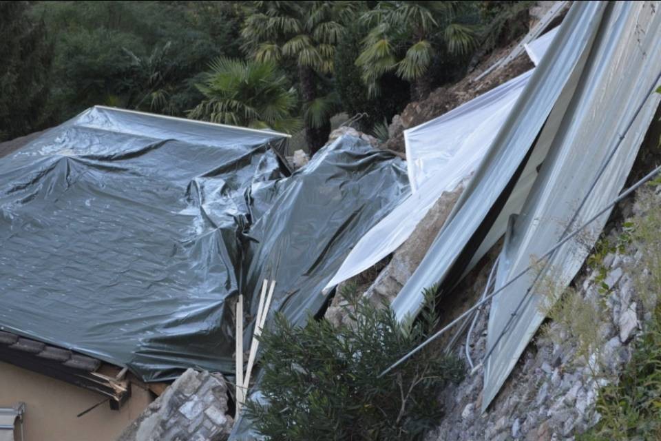 Frana a Melano, ora s'indaga sotto le macerie