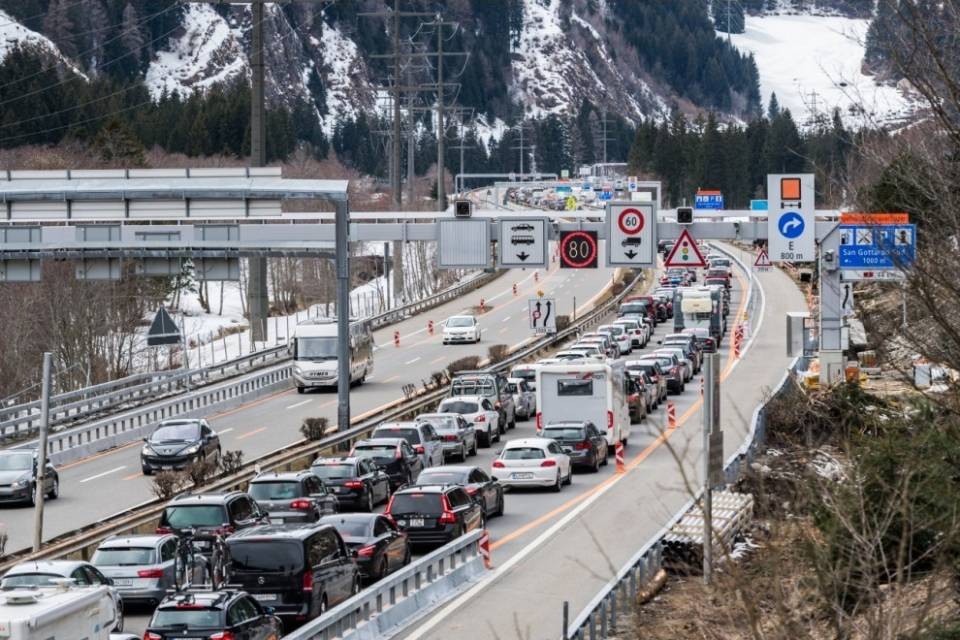 Gottardo, "Transiti stabili ma code in aumento?"