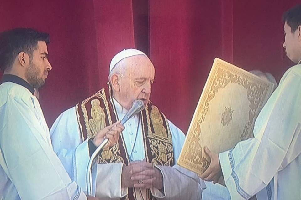 Papa Francesco "siamo tutti chiamati a dare speranza al mondo