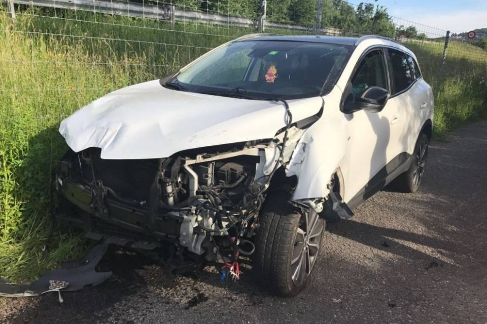 Lugano, esce di strada e finisce nella scarpata