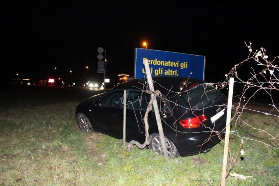 Esce di strada e finisce in un prato