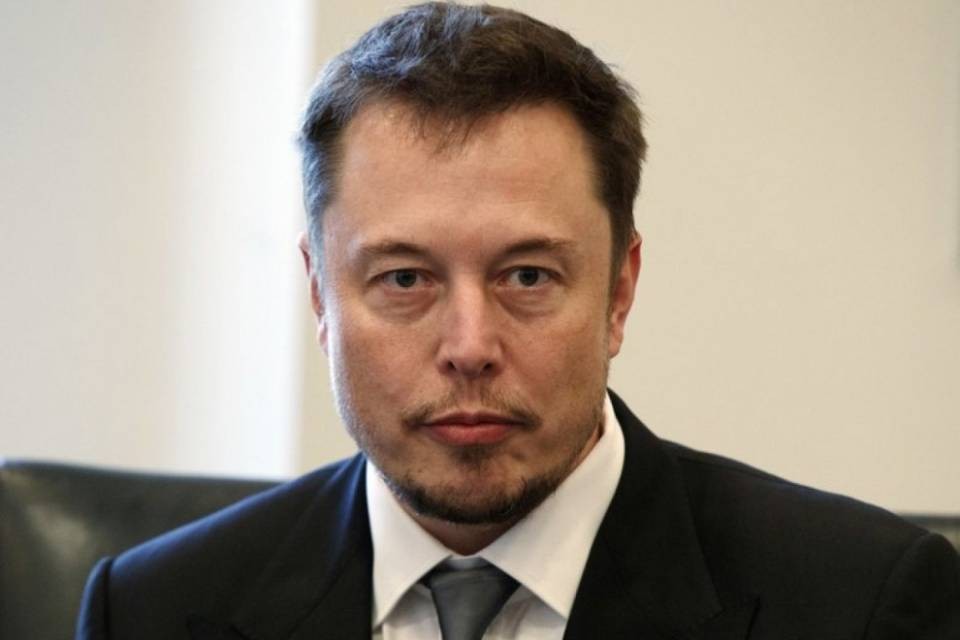 Tesla chiude il trimestre con una perdita di 702 milioni