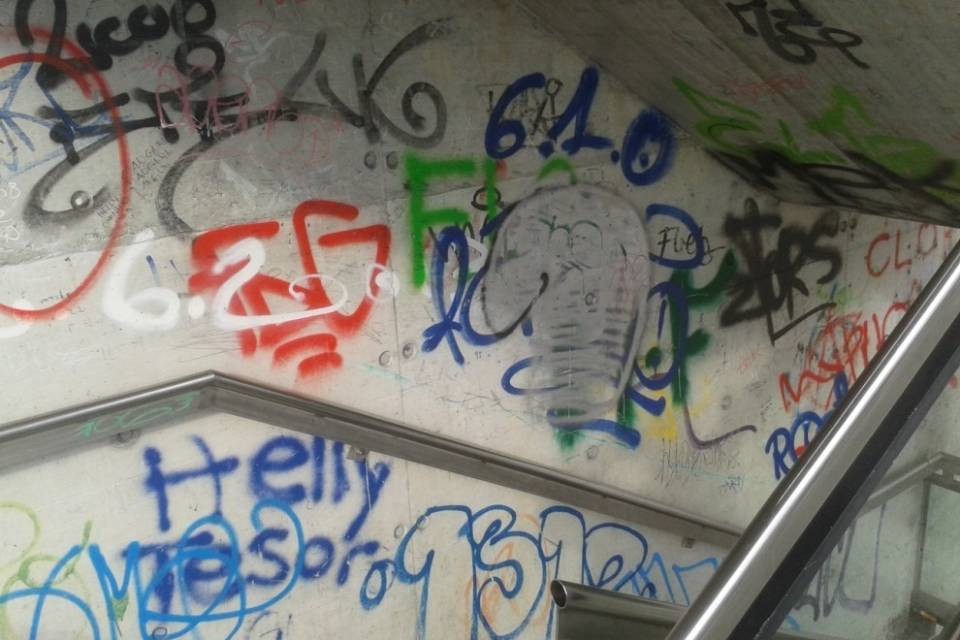 Graffiti alla passerella di Locarno, "È ora di una ripulita"