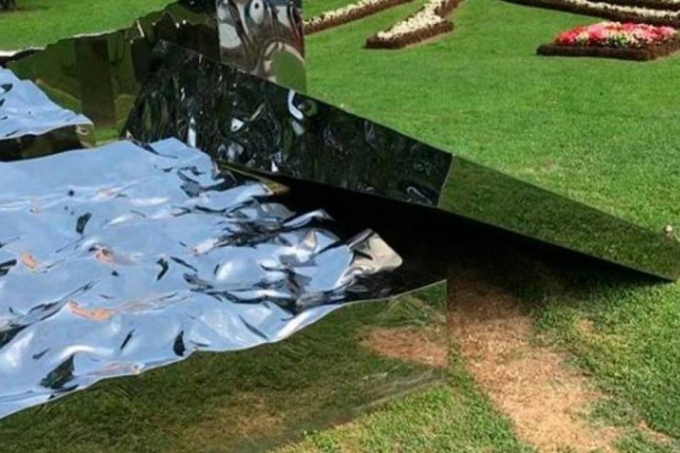 Vandali prendono di mira (ancora) le sculture di Helidon
