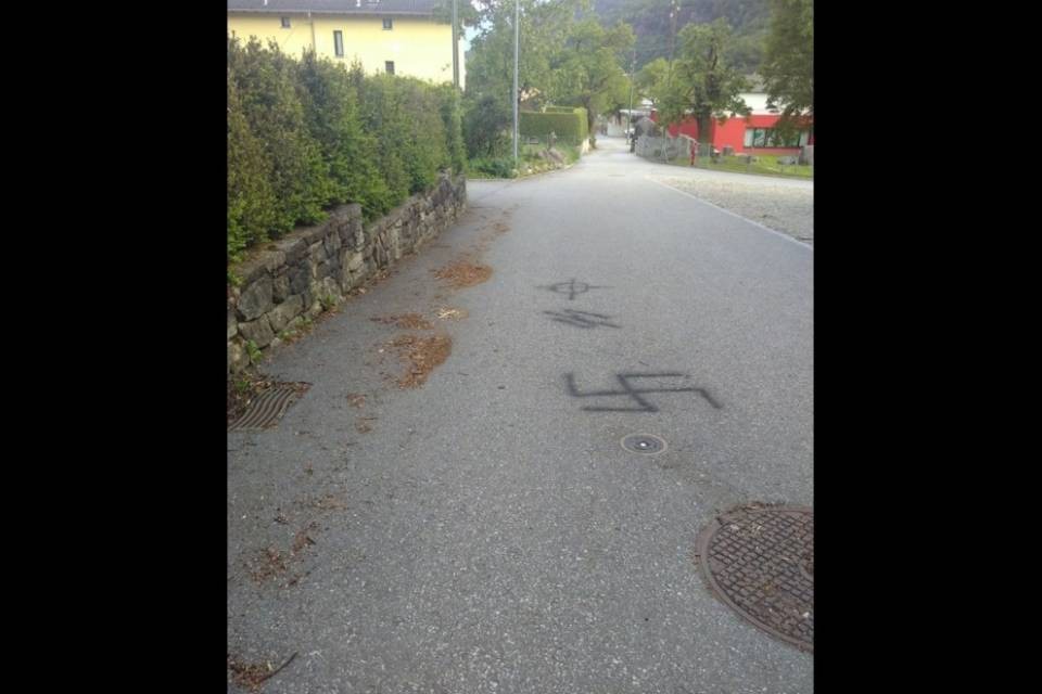 Svastiche di fronte alla casa di Lea Ferrari