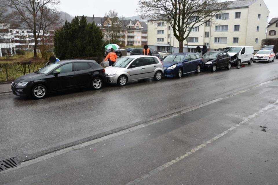 Il furgone non si ferma: collisione a 5