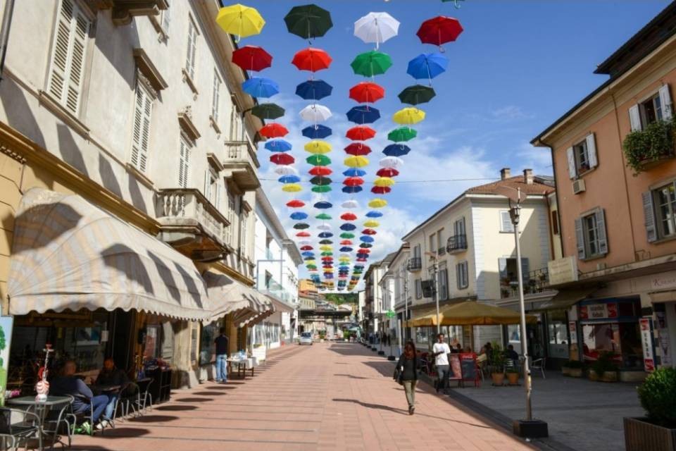 Inaugurato il Cielo di ombrelli a Chiasso