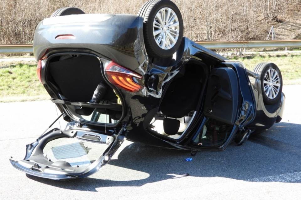 Urta un'auto ferma sulla corsia di emergenza, tre feriti