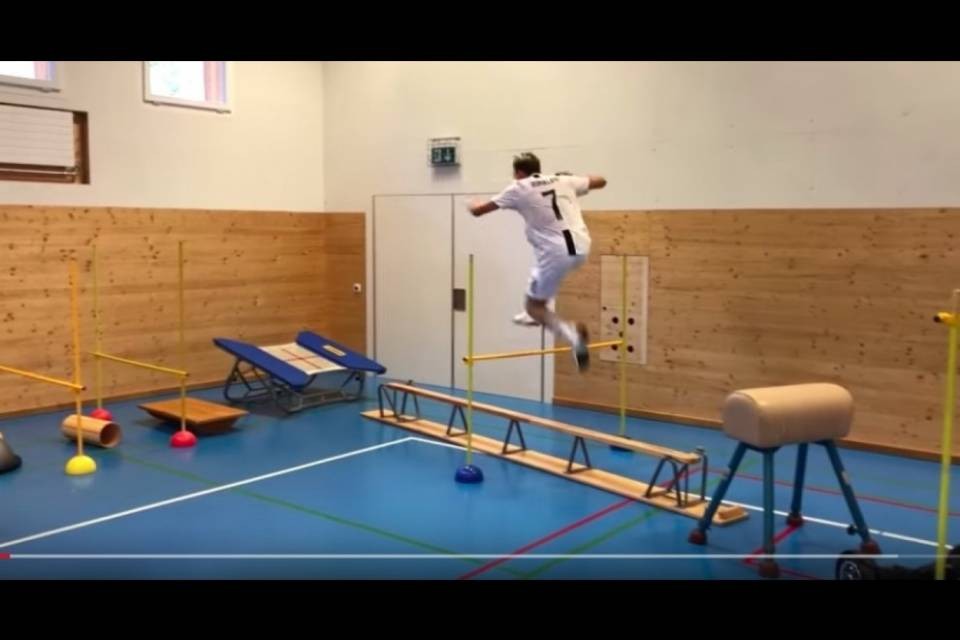 L'incredibile allenamento del freestyler svizzero