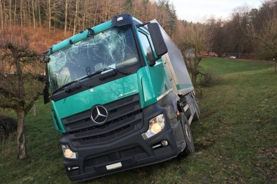Berna, camion esce di strada e finisce in un campo