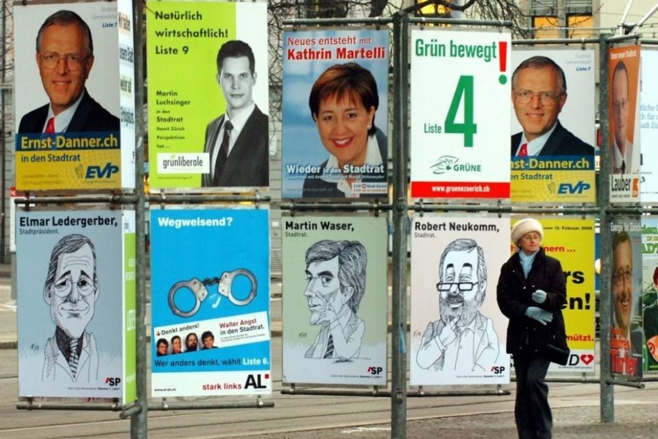 Manifesti sfregiati, partiti furibondi