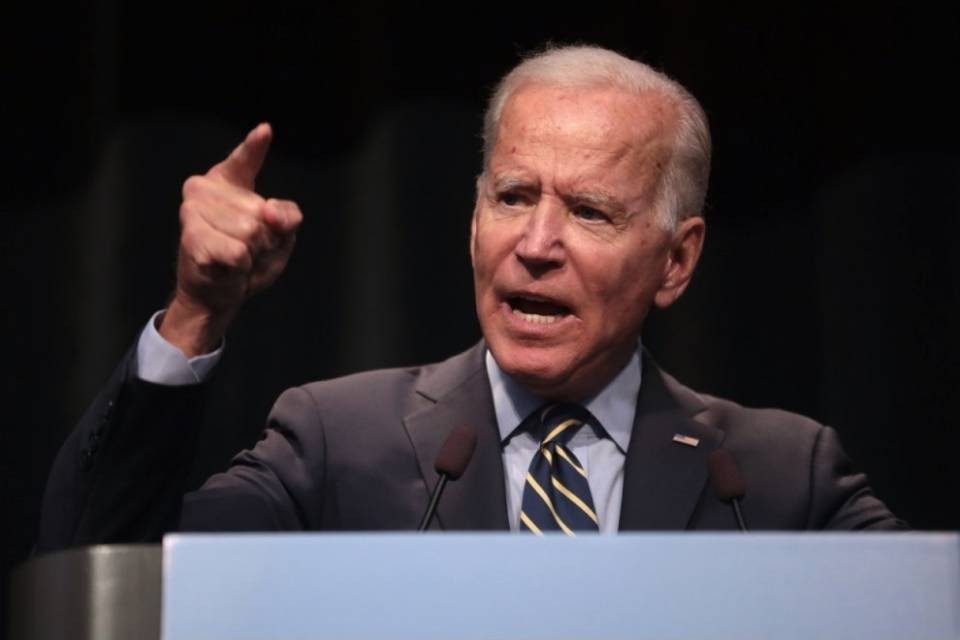Biden sferra un duro attacco a Trump: "Te le suonerò"