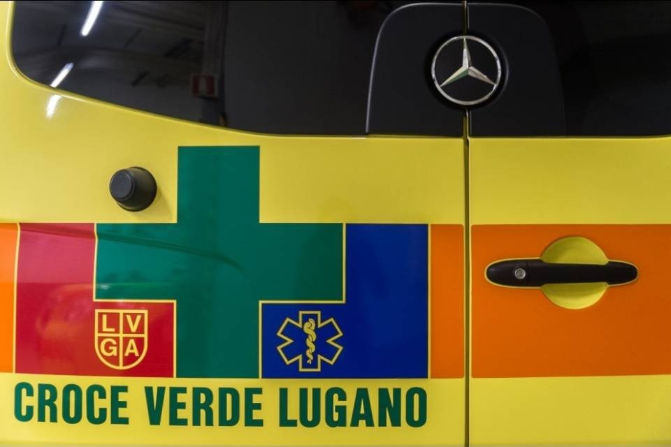 A fuoco il motore del tosaerba: gravi ustioni per un 56enne