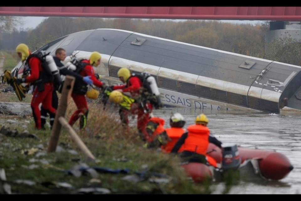 TGV, almeno 10 morti