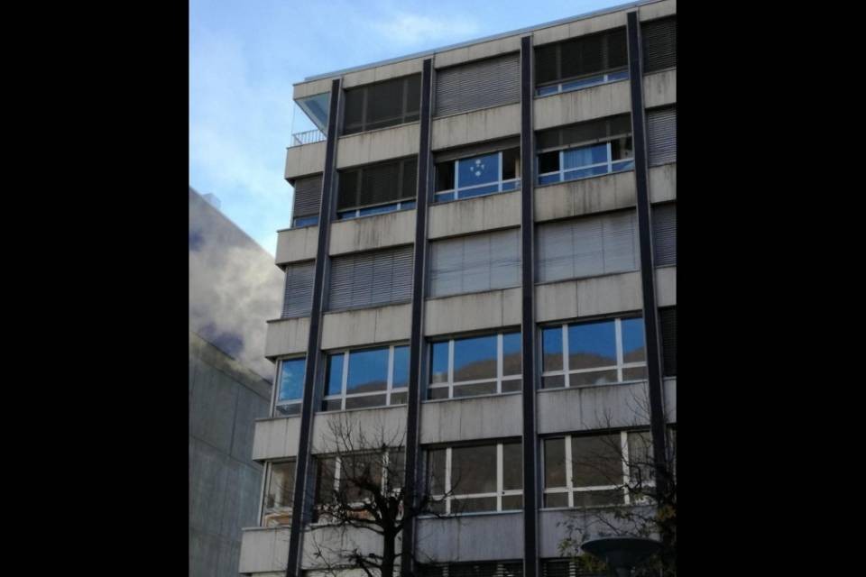 Principio d'incendio a Locarno, evacuato il palazzo