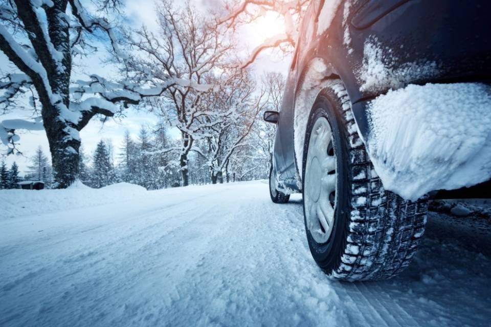 Polizia: "assicuratevi di avere gli pneumatici invernali"