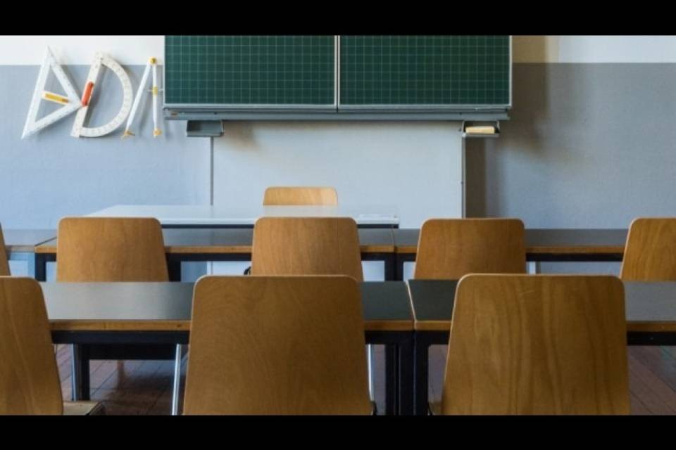 "Non è ora di chiudere gli istituti scolastici ticinesi?"