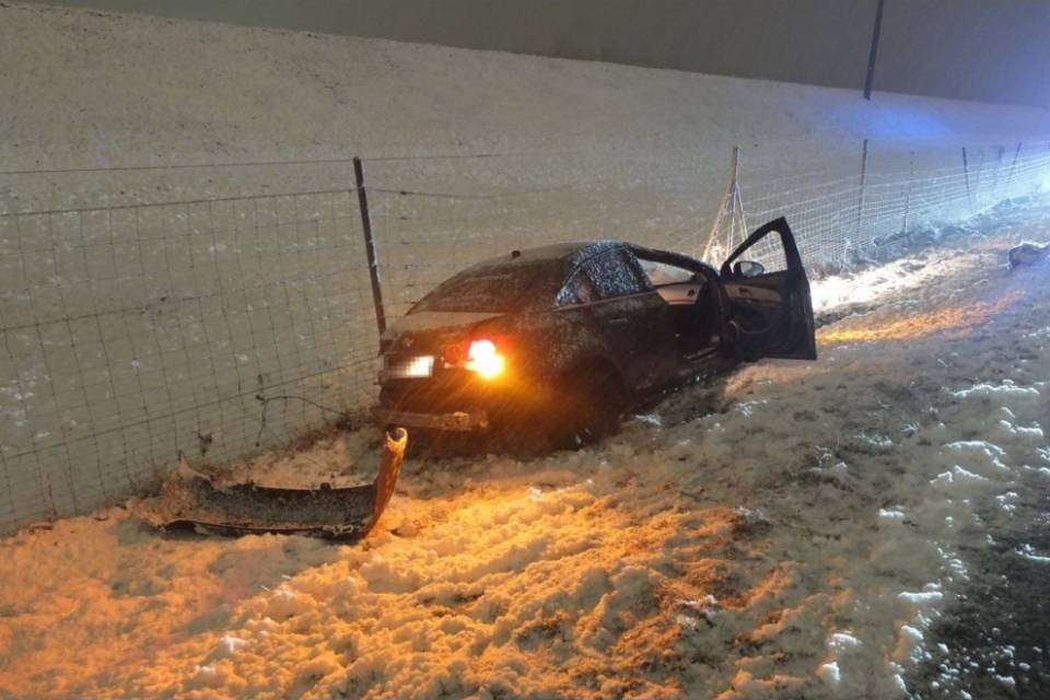 Neve, caos sulle strade in Svizzera interna