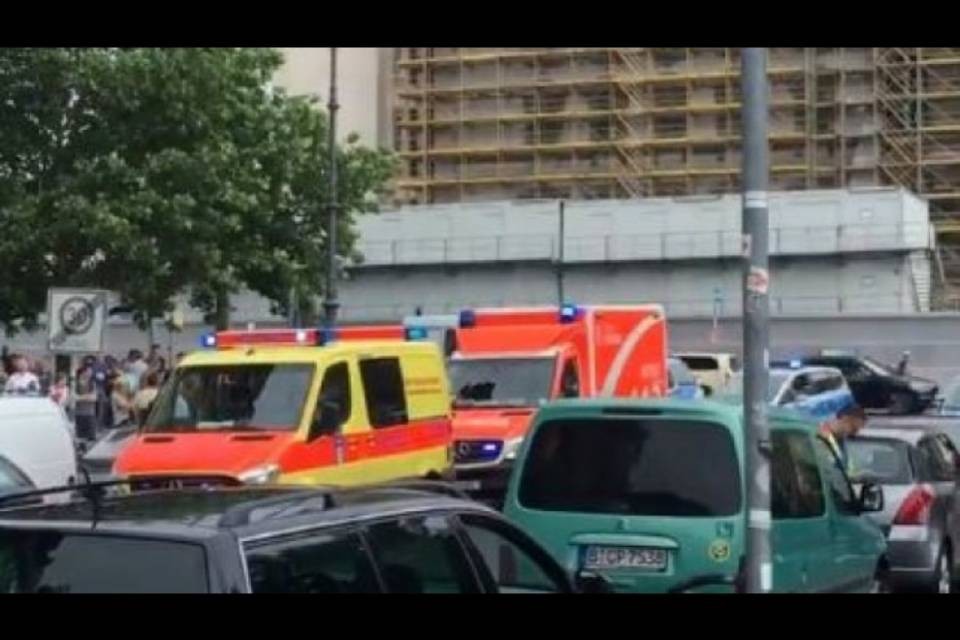 Berlino, l'uomo bloccato è un austriaco armato di coltello