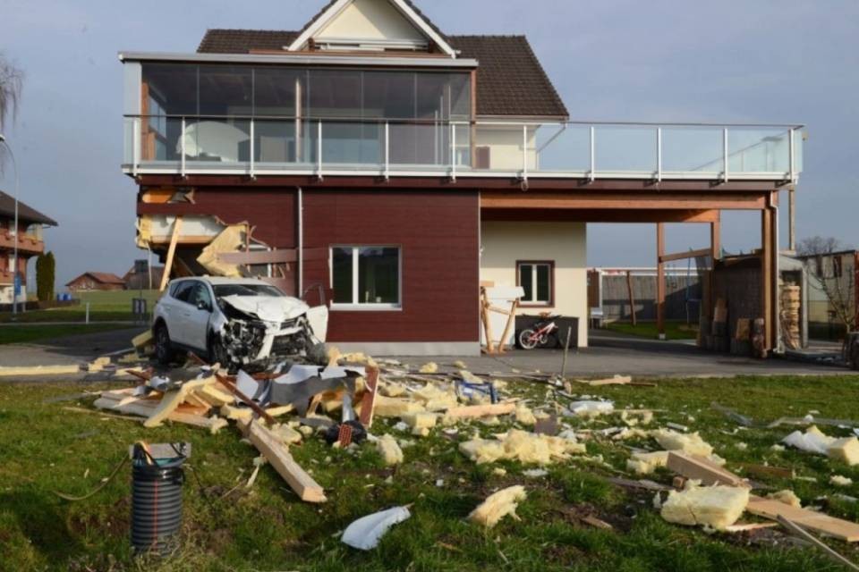 Sfonda il muro di una casa e finisce nel bagno
