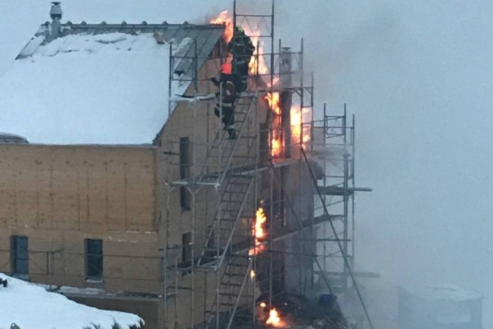 In fiamme una capanna del CAS