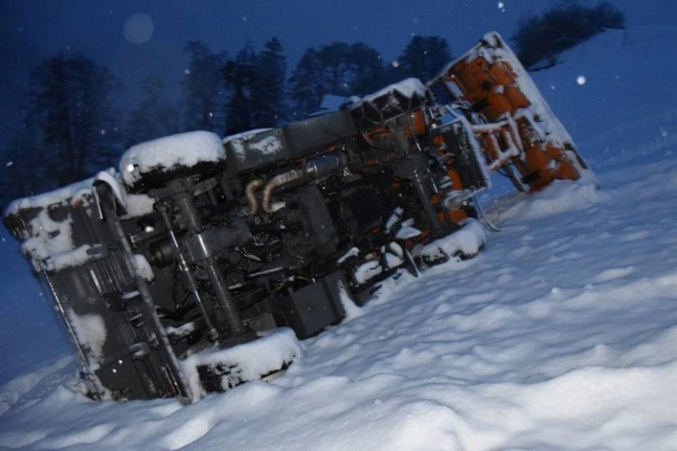 Uno spazzaneve finisce fuori strada a Schiers, nei Grigioni