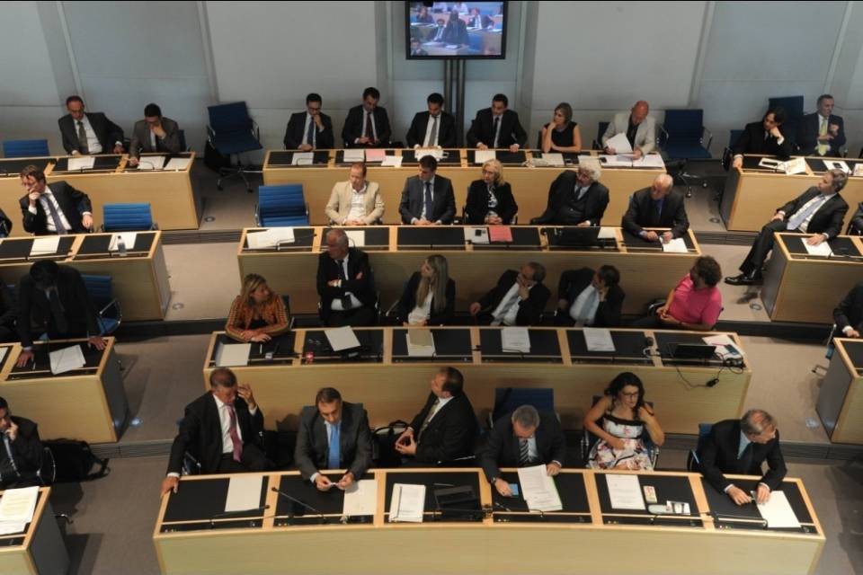 I politici non vogliono dichiarare i loro interessi