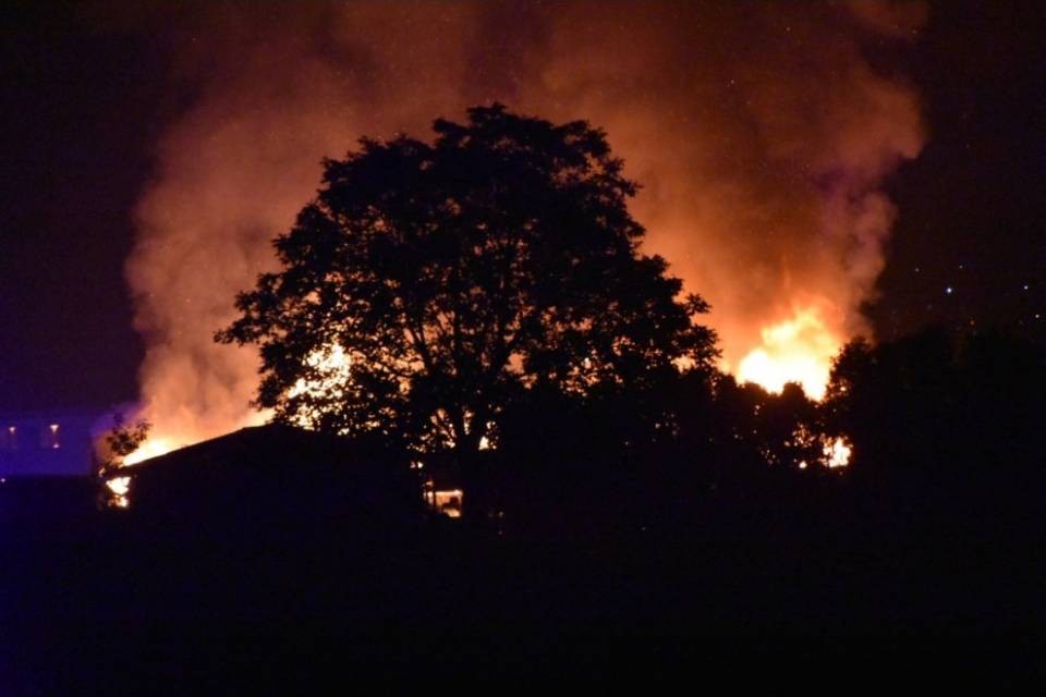 Violento incendio a Contone, distrutta una falegnameria