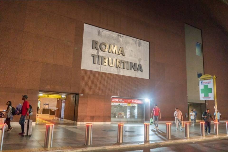 Follia a Roma: uomo accoltella vigilante e si toglie la vita