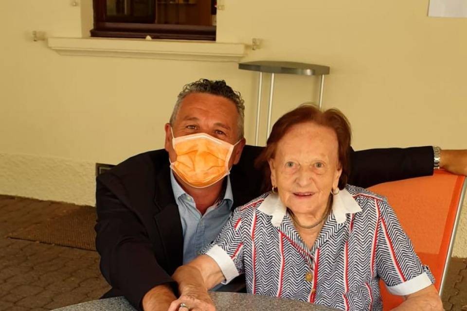La signora Demarta con il sindaco di Novaggio Paolo Romani.