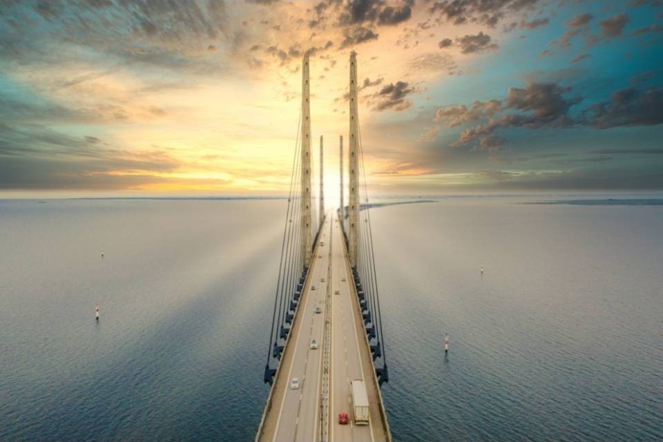 Svezia insiste nella sua strategia, danesi perplessi